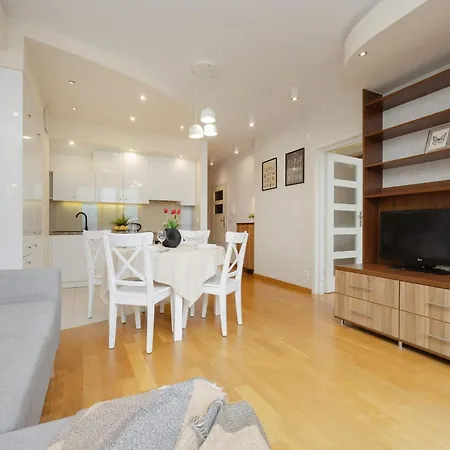 Beautiful With Spacious Terrace By Renters Warschau