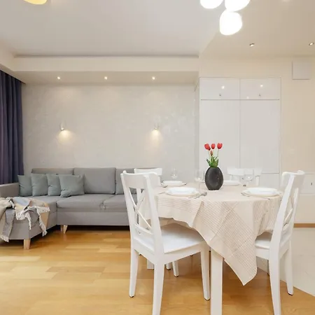 Beautiful With Spacious Terrace By Renters ワルシャワ